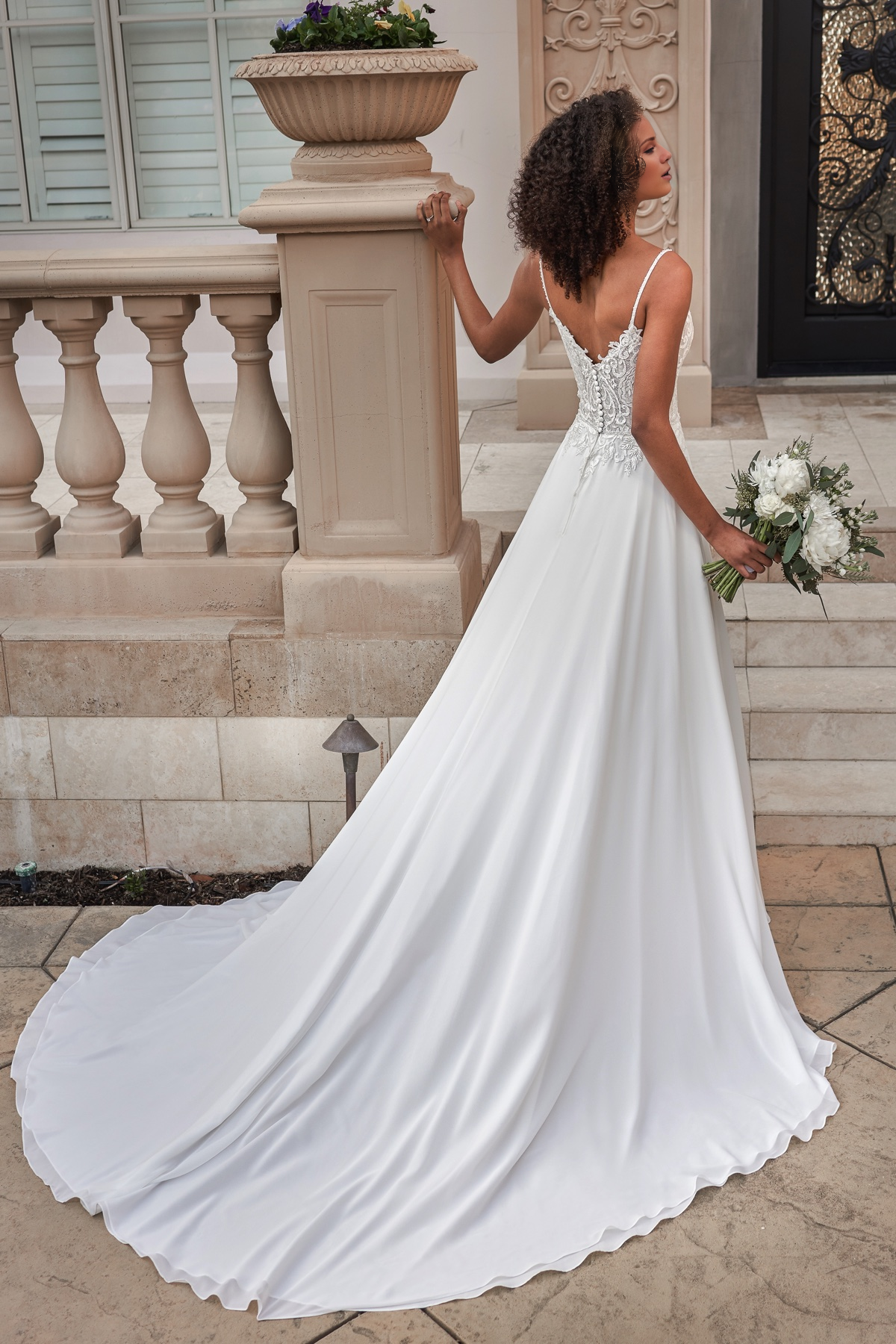 Abito da sposa lungo fino al pavimento, con scollatura a cuore a trapezio, spalline sottili con perline
